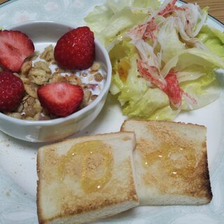 苺入りフルグラとトーストとカニかまサラダの朝食☆彡